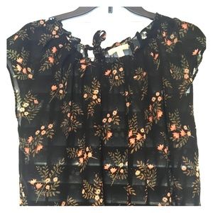 LADIES SS TOP BLACK W/FLOWERS